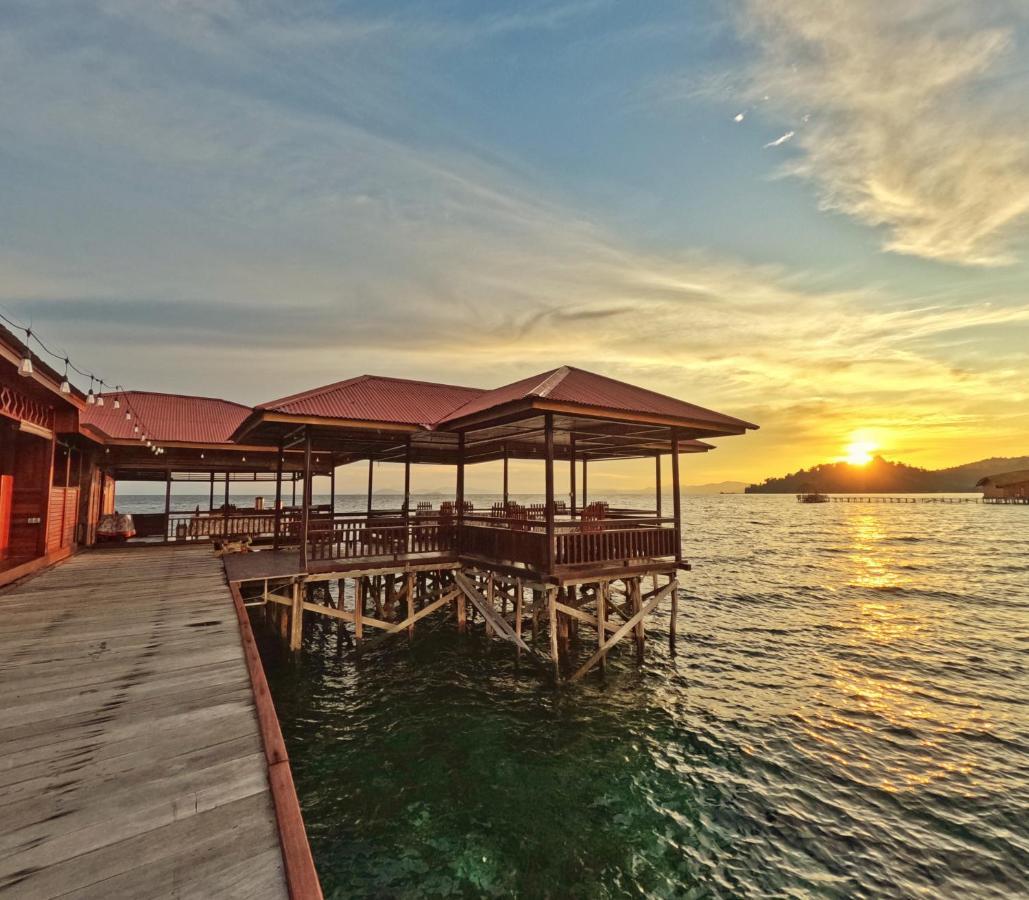 Coriana Dive Resort Waisai Exteriör bild